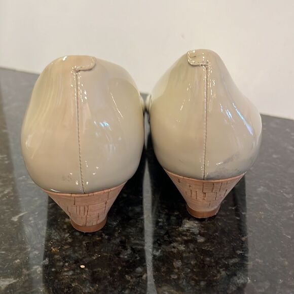 Cole Haan Women’s Tan Patent  Melina Criss Cross Open Toe Cork Wedge . Size 8B - Picture 4 of 8
